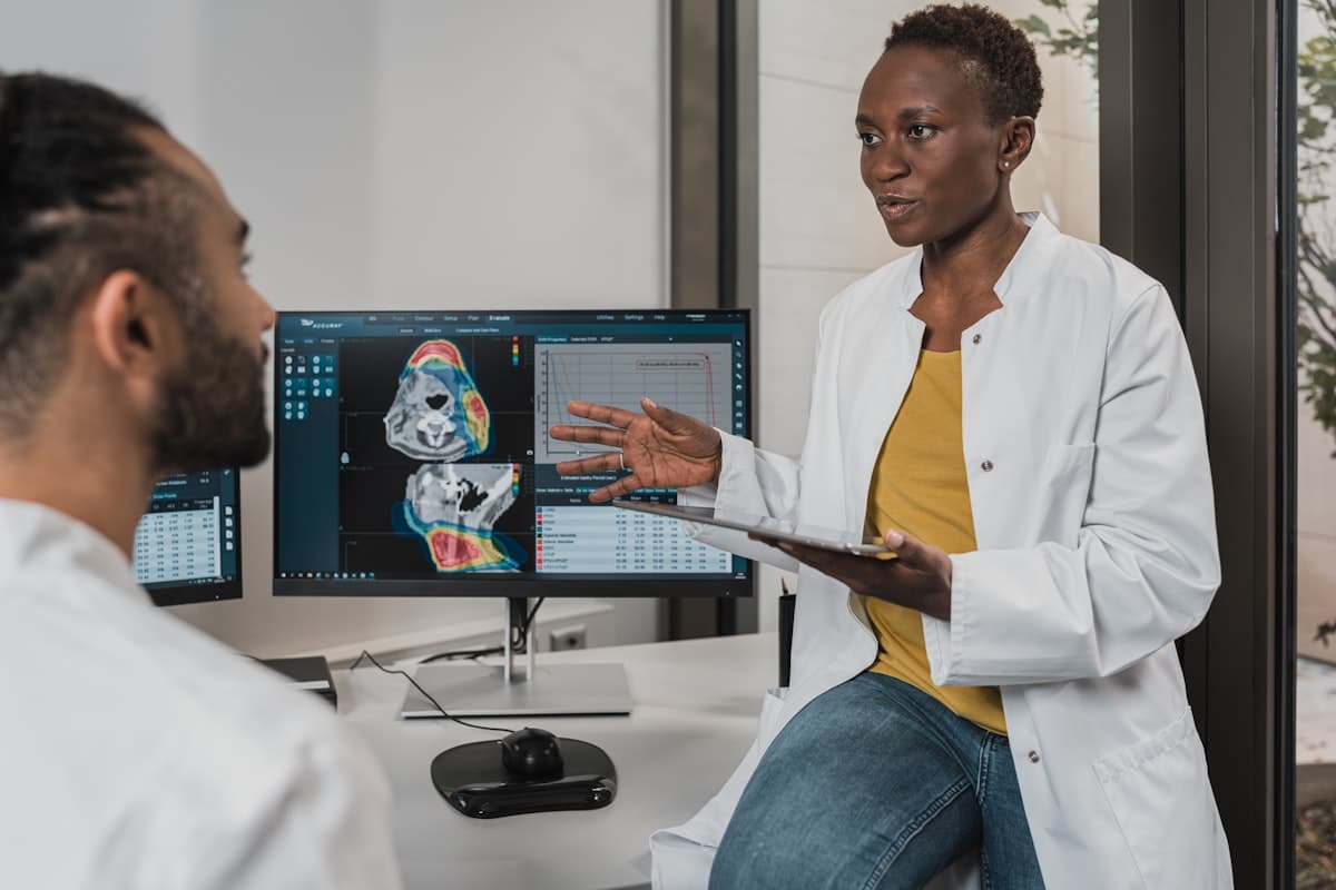 Consultation médicale : une professionnelle explique des résultats à un patient